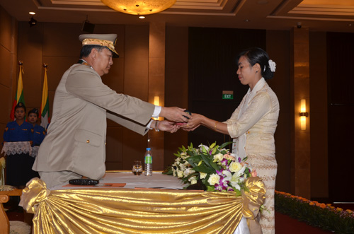 မြန်မာနိုင်ငံရဲတပ်ဖွဲ့ဆိုင်ရာ ဂုဏ်ထူးဆောင် ဆုတံဆိပ်များ ချီးမြှင့်အပ်နှင်းခြင်း အခမ်းအနား မှတ်တမ်းဓာတ်ပုံ