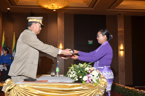 မြန်မာနိုင်ငံရဲတပ်ဖွဲ့ဆိုင်ရာ ဂုဏ်ထူးဆောင် ဆုတံဆိပ်များ ချီးမြှင့်အပ်နှင်းခြင်း အခမ်းအနား မှတ်တမ်းဓာတ်ပုံ