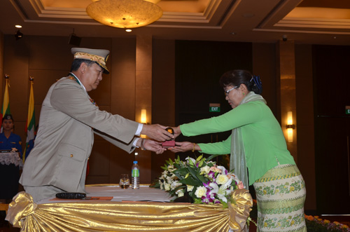 မြန်မာနိုင်ငံရဲတပ်ဖွဲ့ဆိုင်ရာ ဂုဏ်ထူးဆောင် ဆုတံဆိပ်များ ချီးမြှင့်အပ်နှင်းခြင်း အခမ်းအနား မှတ်တမ်းဓာတ်ပုံ