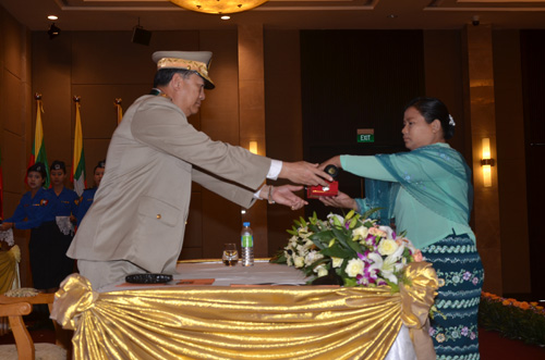 မြန်မာနိုင်ငံရဲတပ်ဖွဲ့ဆိုင်ရာ ဂုဏ်ထူးဆောင် ဆုတံဆိပ်များ ချီးမြှင့်အပ်နှင်းခြင်း အခမ်းအနား မှတ်တမ်းဓာတ်ပုံ