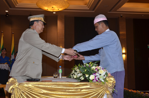 မြန်မာနိုင်ငံရဲတပ်ဖွဲ့ဆိုင်ရာ ဂုဏ်ထူးဆောင် ဆုတံဆိပ်များ ချီးမြှင့်အပ်နှင်းခြင်း အခမ်းအနား မှတ်တမ်းဓာတ်ပုံ
