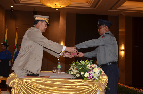 မြန်မာနိုင်ငံရဲတပ်ဖွဲ့ဆိုင်ရာ ဂုဏ်ထူးဆောင် ဆုတံဆိပ်များ ချီးမြှင့်အပ်နှင်းခြင်း အခမ်းအနား မှတ်တမ်းဓာတ်ပုံ