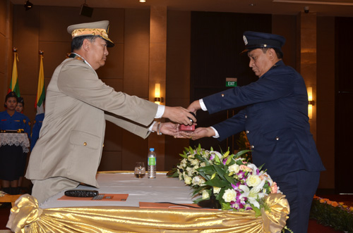မြန်မာနိုင်ငံရဲတပ်ဖွဲ့ဆိုင်ရာ ဂုဏ်ထူးဆောင် ဆုတံဆိပ်များ ချီးမြှင့်အပ်နှင်းခြင်း အခမ်းအနား မှတ်တမ်းဓာတ်ပုံ