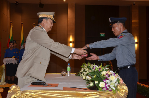 မြန်မာနိုင်ငံရဲတပ်ဖွဲ့ဆိုင်ရာ ဂုဏ်ထူးဆောင် ဆုတံဆိပ်များ ချီးမြှင့်အပ်နှင်းခြင်း အခမ်းအနား မှတ်တမ်းဓာတ်ပုံ