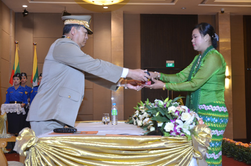 မြန်မာနိုင်ငံရဲတပ်ဖွဲ့ဆိုင်ရာ ဂုဏ်ထူးဆောင် ဆုတံဆိပ်များ ချီးမြှင့်အပ်နှင်းခြင်း အခမ်းအနား မှတ်တမ်းဓာတ်ပုံ