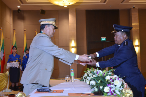 မြန်မာနိုင်ငံရဲတပ်ဖွဲ့ဆိုင်ရာ ဂုဏ်ထူးဆောင် ဆုတံဆိပ်များ ချီးမြှင့်အပ်နှင်းခြင်း အခမ်းအနား မှတ်တမ်းဓာတ်ပုံ