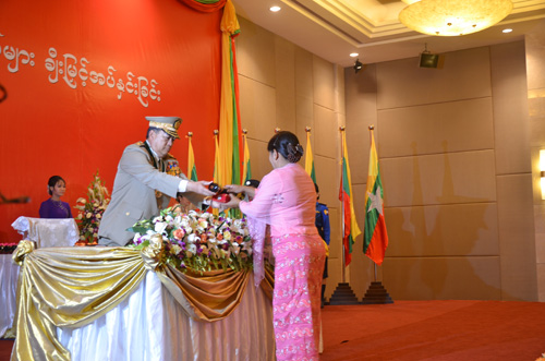 မြန်မာနိုင်ငံရဲတပ်ဖွဲ့ဆိုင်ရာ ဂုဏ်ထူးဆောင် ဆုတံဆိပ်များ ချီးမြှင့်အပ်နှင်းခြင်း အခမ်းအနား မှတ်တမ်းဓာတ်ပုံ