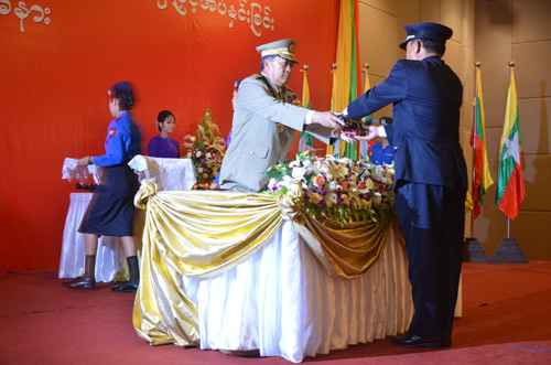 မြန်မာနိုင်ငံရဲတပ်ဖွဲ့ဆိုင်ရာ ဂုဏ်ထူးဆောင် ဆုတံဆိပ်များ ချီးမြှင့်အပ်နှင်းခြင်း အခမ်းအနား မှတ်တမ်းဓာတ်ပုံ