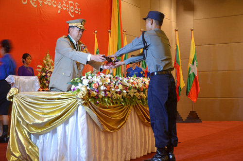 မြန်မာနိုင်ငံရဲတပ်ဖွဲ့ဆိုင်ရာ ဂုဏ်ထူးဆောင် ဆုတံဆိပ်များ ချီးမြှင့်အပ်နှင်းခြင်း အခမ်းအနား မှတ်တမ်းဓာတ်ပုံ