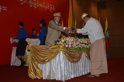 မြန်မာနိုင်ငံရဲတပ်ဖွဲ့ဆိုင်ရာ ဂုဏ်ထူးဆောင် ဆုတံဆိပ်များ ချီးမြှင့်အပ်နှင်းခြင်း အခမ်းအနား မှတ်တမ်းဓာတ်ပုံ