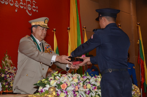 မြန်မာနိုင်ငံရဲတပ်ဖွဲ့ဆိုင်ရာ ဂုဏ်ထူးဆောင် ဆုတံဆိပ်များ ချီးမြှင့်အပ်နှင်းခြင်း အခမ်းအနား မှတ်တမ်းဓာတ်ပုံ