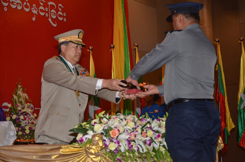မြန်မာနိုင်ငံရဲတပ်ဖွဲ့ဆိုင်ရာ ဂုဏ်ထူးဆောင် ဆုတံဆိပ်များ ချီးမြှင့်အပ်နှင်းခြင်း အခမ်းအနား မှတ်တမ်းဓာတ်ပုံ