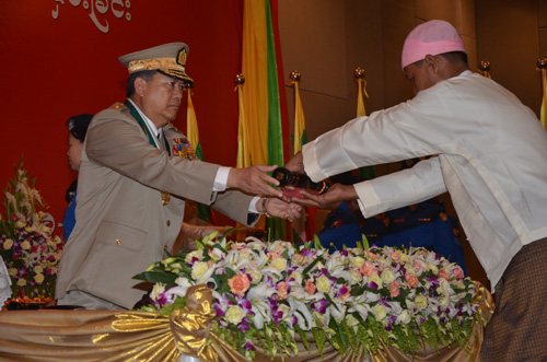 မြန်မာနိုင်ငံရဲတပ်ဖွဲ့ဆိုင်ရာ ဂုဏ်ထူးဆောင် ဆုတံဆိပ်များ ချီးမြှင့်အပ်နှင်းခြင်း အခမ်းအနား မှတ်တမ်းဓာတ်ပုံ