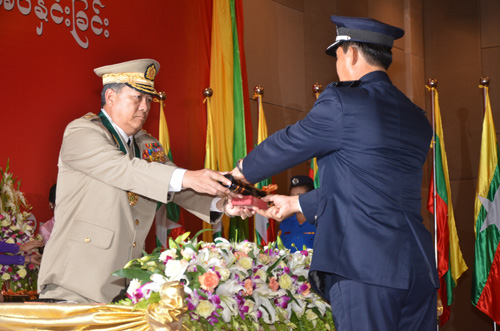 မြန်မာနိုင်ငံရဲတပ်ဖွဲ့ဆိုင်ရာ ဂုဏ်ထူးဆောင် ဆုတံဆိပ်များ ချီးမြှင့်အပ်နှင်းခြင်း အခမ်းအနား မှတ်တမ်းဓာတ်ပုံ