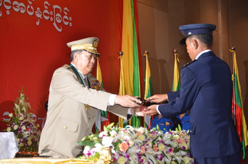 မြန်မာနိုင်ငံရဲတပ်ဖွဲ့ဆိုင်ရာ ဂုဏ်ထူးဆောင် ဆုတံဆိပ်များ ချီးမြှင့်အပ်နှင်းခြင်း အခမ်းအနား မှတ်တမ်းဓာတ်ပုံ
