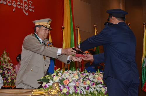 မြန်မာနိုင်ငံရဲတပ်ဖွဲ့ဆိုင်ရာ ဂုဏ်ထူးဆောင် ဆုတံဆိပ်များ ချီးမြှင့်အပ်နှင်းခြင်း အခမ်းအနား မှတ်တမ်းဓာတ်ပုံ