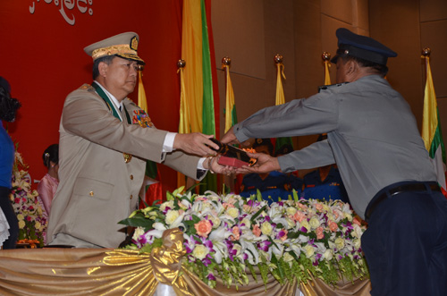 မြန်မာနိုင်ငံရဲတပ်ဖွဲ့ဆိုင်ရာ ဂုဏ်ထူးဆောင် ဆုတံဆိပ်များ ချီးမြှင့်အပ်နှင်းခြင်း အခမ်းအနား မှတ်တမ်းဓာတ်ပုံ