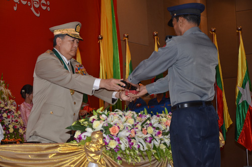 မြန်မာနိုင်ငံရဲတပ်ဖွဲ့ဆိုင်ရာ ဂုဏ်ထူးဆောင် ဆုတံဆိပ်များ ချီးမြှင့်အပ်နှင်းခြင်း အခမ်းအနား မှတ်တမ်းဓာတ်ပုံ