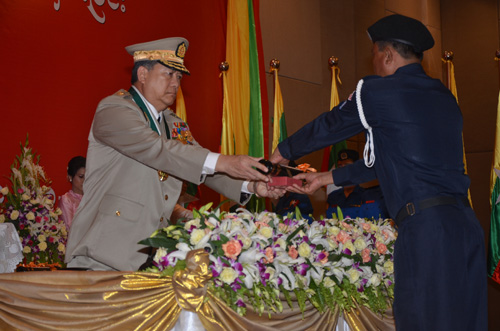 မြန်မာနိုင်ငံရဲတပ်ဖွဲ့ဆိုင်ရာ ဂုဏ်ထူးဆောင် ဆုတံဆိပ်များ ချီးမြှင့်အပ်နှင်းခြင်း အခမ်းအနား မှတ်တမ်းဓာတ်ပုံ