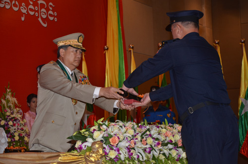 မြန်မာနိုင်ငံရဲတပ်ဖွဲ့ဆိုင်ရာ ဂုဏ်ထူးဆောင် ဆုတံဆိပ်များ ချီးမြှင့်အပ်နှင်းခြင်း အခမ်းအနား မှတ်တမ်းဓာတ်ပုံ