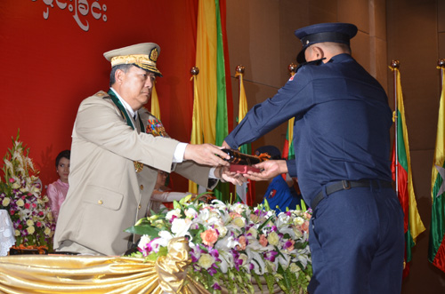 မြန်မာနိုင်ငံရဲတပ်ဖွဲ့ဆိုင်ရာ ဂုဏ်ထူးဆောင် ဆုတံဆိပ်များ ချီးမြှင့်အပ်နှင်းခြင်း အခမ်းအနား မှတ်တမ်းဓာတ်ပုံ
