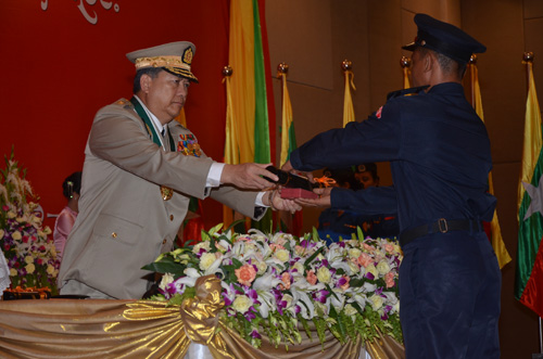 မြန်မာနိုင်ငံရဲတပ်ဖွဲ့ဆိုင်ရာ ဂုဏ်ထူးဆောင် ဆုတံဆိပ်များ ချီးမြှင့်အပ်နှင်းခြင်း အခမ်းအနား မှတ်တမ်းဓာတ်ပုံ