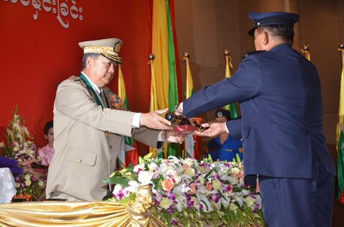 မြန်မာနိုင်ငံရဲတပ်ဖွဲ့ဆိုင်ရာ ဂုဏ်ထူးဆောင် ဆုတံဆိပ်များ ချီးမြှင့်အပ်နှင်းခြင်း အခမ်းအနား မှတ်တမ်းဓာတ်ပုံ