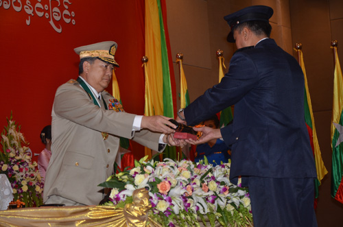 မြန်မာနိုင်ငံရဲတပ်ဖွဲ့ဆိုင်ရာ ဂုဏ်ထူးဆောင် ဆုတံဆိပ်များ ချီးမြှင့်အပ်နှင်းခြင်း အခမ်းအနား မှတ်တမ်းဓာတ်ပုံ