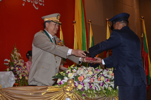 မြန်မာနိုင်ငံရဲတပ်ဖွဲ့ဆိုင်ရာ ဂုဏ်ထူးဆောင် ဆုတံဆိပ်များ ချီးမြှင့်အပ်နှင်းခြင်း အခမ်းအနား မှတ်တမ်းဓာတ်ပုံ