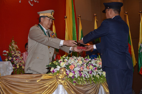 မြန်မာနိုင်ငံရဲတပ်ဖွဲ့ဆိုင်ရာ ဂုဏ်ထူးဆောင် ဆုတံဆိပ်များ ချီးမြှင့်အပ်နှင်းခြင်း အခမ်းအနား မှတ်တမ်းဓာတ်ပုံ