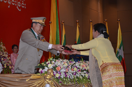 မြန်မာနိုင်ငံရဲတပ်ဖွဲ့ဆိုင်ရာ ဂုဏ်ထူးဆောင် ဆုတံဆိပ်များ ချီးမြှင့်အပ်နှင်းခြင်း အခမ်းအနား မှတ်တမ်းဓာတ်ပုံ