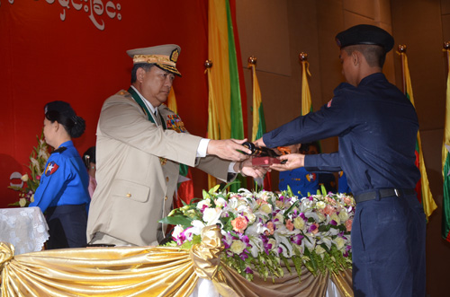 မြန်မာနိုင်ငံရဲတပ်ဖွဲ့ဆိုင်ရာ ဂုဏ်ထူးဆောင် ဆုတံဆိပ်များ ချီးမြှင့်အပ်နှင်းခြင်း အခမ်းအနား မှတ်တမ်းဓာတ်ပုံ