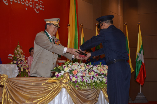 မြန်မာနိုင်ငံရဲတပ်ဖွဲ့ဆိုင်ရာ ဂုဏ်ထူးဆောင် ဆုတံဆိပ်များ ချီးမြှင့်အပ်နှင်းခြင်း အခမ်းအနား မှတ်တမ်းဓာတ်ပုံ