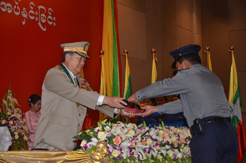 မြန်မာနိုင်ငံရဲတပ်ဖွဲ့ဆိုင်ရာ ဂုဏ်ထူးဆောင် ဆုတံဆိပ်များ ချီးမြှင့်အပ်နှင်းခြင်း အခမ်းအနား မှတ်တမ်းဓာတ်ပုံ