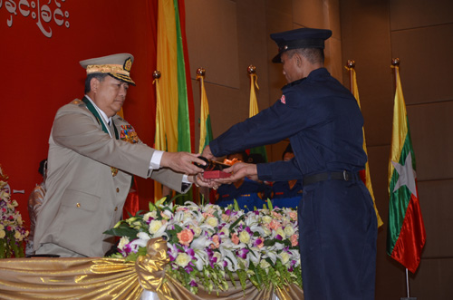 မြန်မာနိုင်ငံရဲတပ်ဖွဲ့ဆိုင်ရာ ဂုဏ်ထူးဆောင် ဆုတံဆိပ်များ ချီးမြှင့်အပ်နှင်းခြင်း အခမ်းအနား မှတ်တမ်းဓာတ်ပုံ