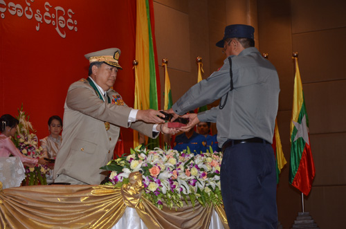 မြန်မာနိုင်ငံရဲတပ်ဖွဲ့ဆိုင်ရာ ဂုဏ်ထူးဆောင် ဆုတံဆိပ်များ ချီးမြှင့်အပ်နှင်းခြင်း အခမ်းအနား မှတ်တမ်းဓာတ်ပုံ