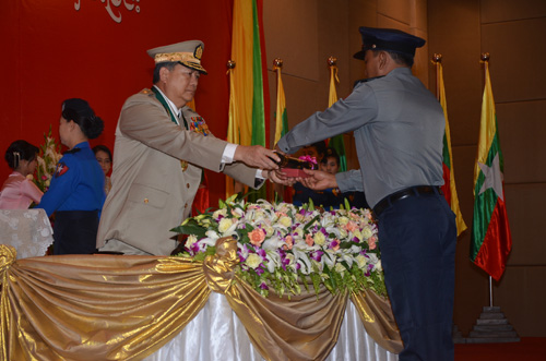 မြန်မာနိုင်ငံရဲတပ်ဖွဲ့ဆိုင်ရာ ဂုဏ်ထူးဆောင် ဆုတံဆိပ်များ ချီးမြှင့်အပ်နှင်းခြင်း အခမ်းအနား မှတ်တမ်းဓာတ်ပုံ
