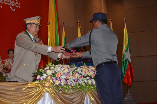 မြန်မာနိုင်ငံရဲတပ်ဖွဲ့ဆိုင်ရာ ဂုဏ်ထူးဆောင် ဆုတံဆိပ်များ ချီးမြှင့်အပ်နှင်းခြင်း အခမ်းအနား မှတ်တမ်းဓာတ်ပုံ