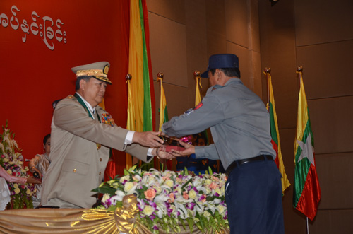 မြန်မာနိုင်ငံရဲတပ်ဖွဲ့ဆိုင်ရာ ဂုဏ်ထူးဆောင် ဆုတံဆိပ်များ ချီးမြှင့်အပ်နှင်းခြင်း အခမ်းအနား မှတ်တမ်းဓာတ်ပုံ