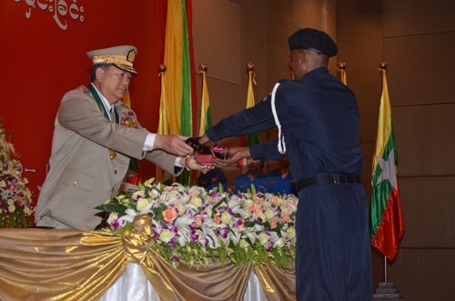 မြန်မာနိုင်ငံရဲတပ်ဖွဲ့ဆိုင်ရာ ဂုဏ်ထူးဆောင် ဆုတံဆိပ်များ ချီးမြှင့်အပ်နှင်းခြင်း အခမ်းအနား မှတ်တမ်းဓာတ်ပုံ