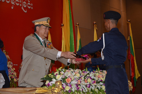 မြန်မာနိုင်ငံရဲတပ်ဖွဲ့ဆိုင်ရာ ဂုဏ်ထူးဆောင် ဆုတံဆိပ်များ ချီးမြှင့်အပ်နှင်းခြင်း အခမ်းအနား မှတ်တမ်းဓာတ်ပုံ