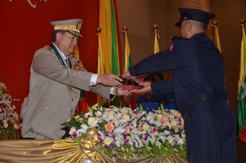 မြန်မာနိုင်ငံရဲတပ်ဖွဲ့ဆိုင်ရာ ဂုဏ်ထူးဆောင် ဆုတံဆိပ်များ ချီးမြှင့်အပ်နှင်းခြင်း အခမ်းအနား မှတ်တမ်းဓာတ်ပုံ