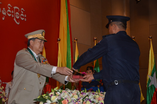 မြန်မာနိုင်ငံရဲတပ်ဖွဲ့ဆိုင်ရာ ဂုဏ်ထူးဆောင် ဆုတံဆိပ်များ ချီးမြှင့်အပ်နှင်းခြင်း အခမ်းအနား မှတ်တမ်းဓာတ်ပုံ