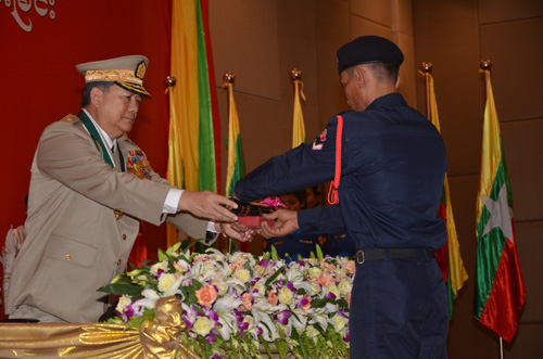 မြန်မာနိုင်ငံရဲတပ်ဖွဲ့ဆိုင်ရာ ဂုဏ်ထူးဆောင် ဆုတံဆိပ်များ ချီးမြှင့်အပ်နှင်းခြင်း အခမ်းအနား မှတ်တမ်းဓာတ်ပုံ