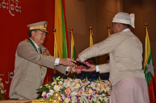 မြန်မာနိုင်ငံရဲတပ်ဖွဲ့ဆိုင်ရာ ဂုဏ်ထူးဆောင် ဆုတံဆိပ်များ ချီးမြှင့်အပ်နှင်းခြင်း အခမ်းအနား မှတ်တမ်းဓာတ်ပုံ