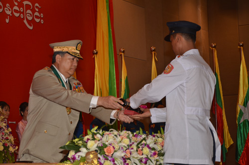မြန်မာနိုင်ငံရဲတပ်ဖွဲ့ဆိုင်ရာ ဂုဏ်ထူးဆောင် ဆုတံဆိပ်များ ချီးမြှင့်အပ်နှင်းခြင်း အခမ်းအနား မှတ်တမ်းဓာတ်ပုံ